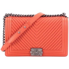 Sac à rabat Chanel Boy en cuir de veau à chevrons, taille moyenne, neuf