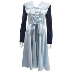Margiela Light Blue Tailoring Ruffle Dress with Contrast Navy Sleeves (Robe à volants ajustés bleu clair avec manches contrastées en bleu marine)