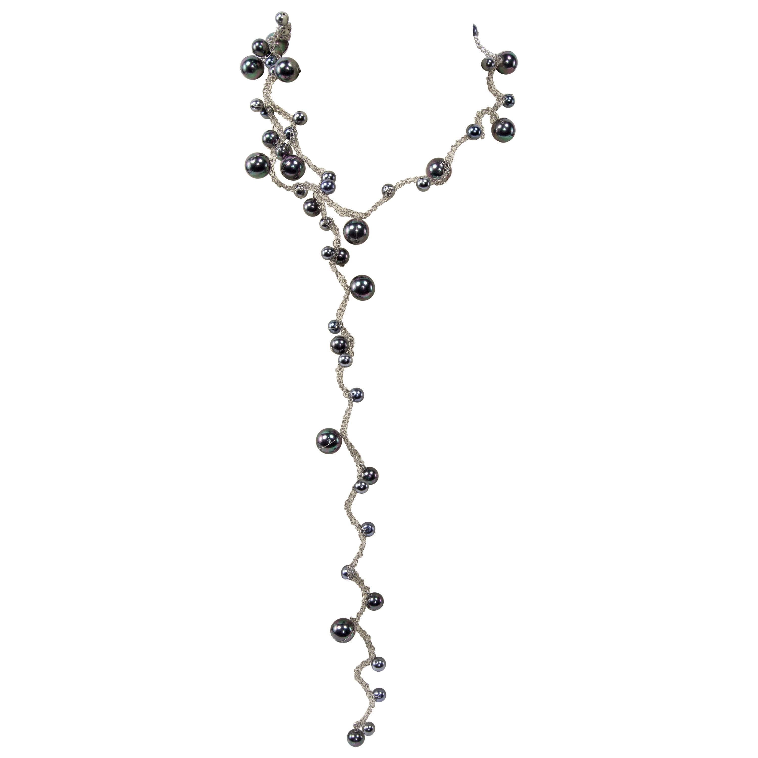 Long collier sautoir fantaisie de succession en argent et fausses perles grises en acier inoxydable