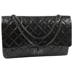 CHANEL 2.55 Tasche mit doppelter Klappe aus glänzendem schwarzem ''So Black'' Leder
