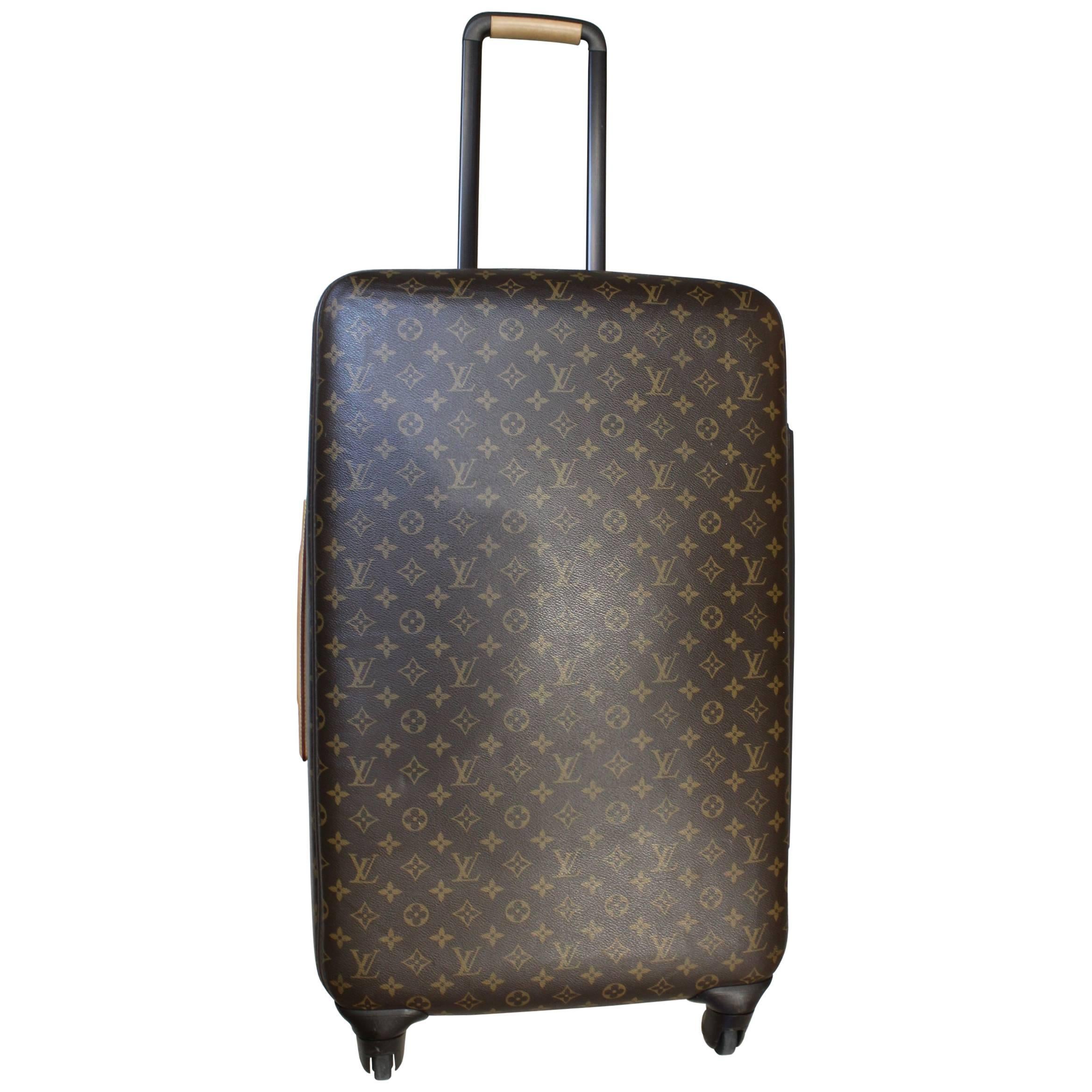 Louis Vuitton Zephyr 70 Suitcase. Really good condition. Wiith Protective Bag