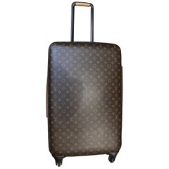 Louis Vuitton Zephyr 70 Suitcase. Really good condition. Wiith Protective Bag