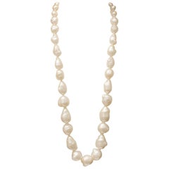 1998, Chanel long pearly beads necklace Fall Collection