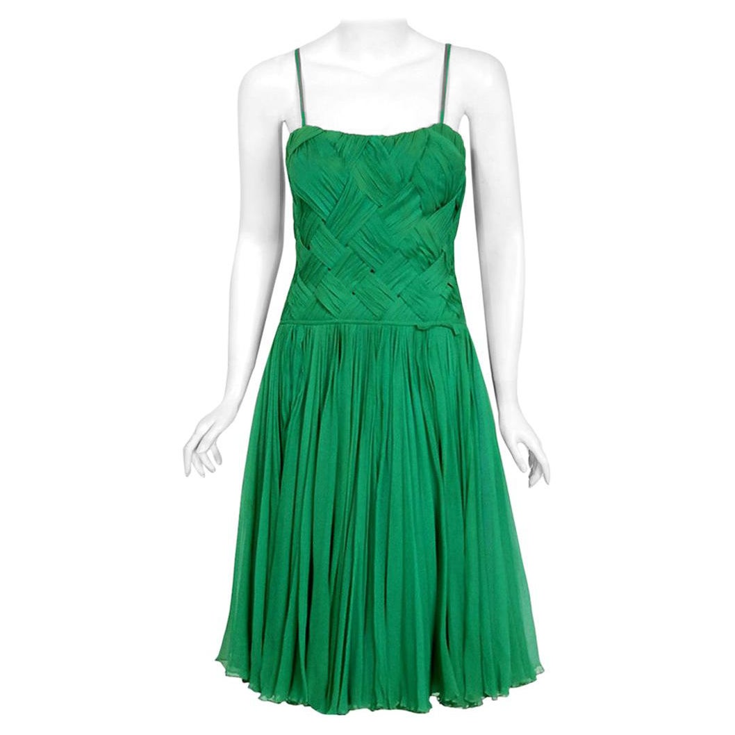 1960er Carven Couture Meerschaumgrünes Seidenchiffonkleid mit vollem Rock aus Bändern