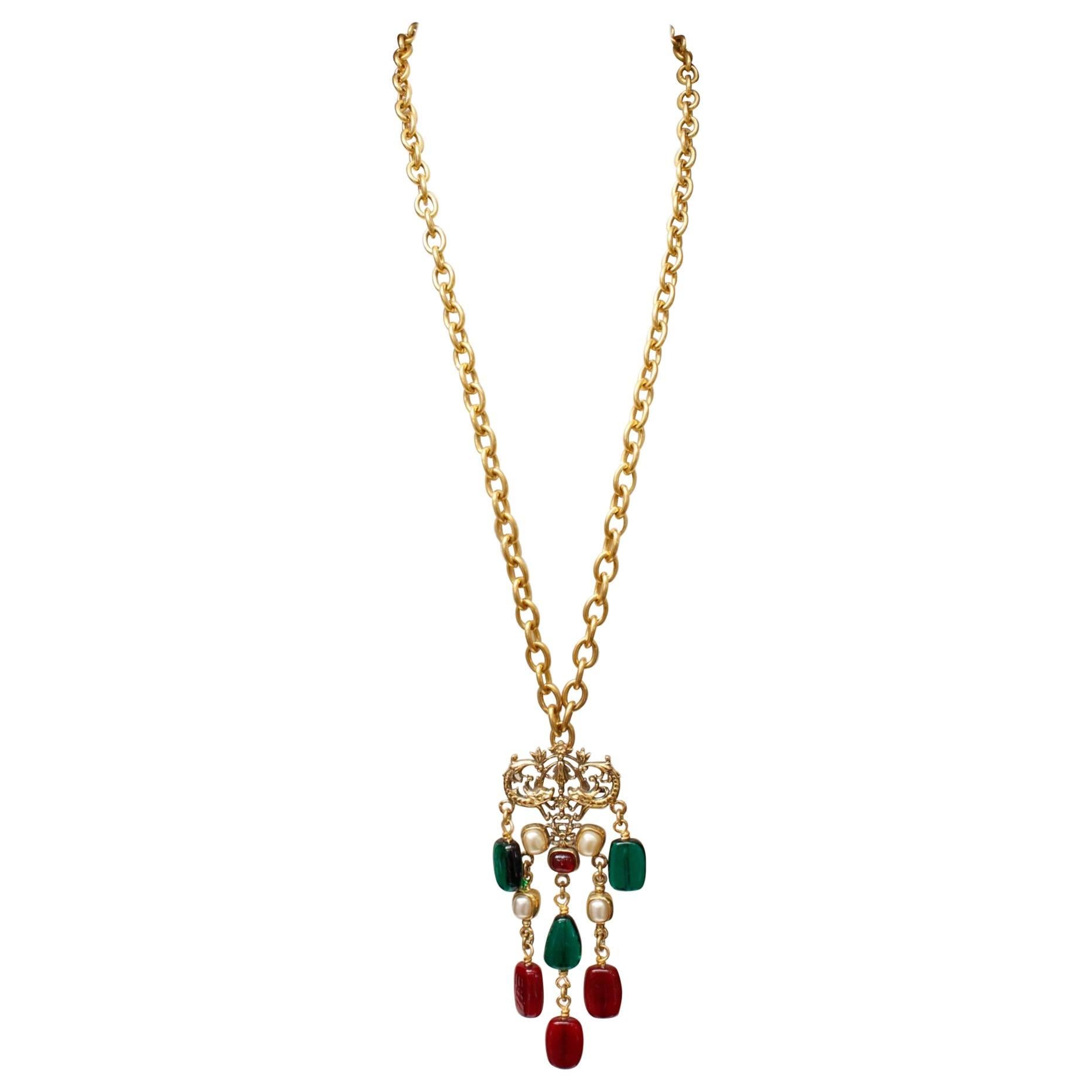 1985 Chanel long necklace with a baroque glass paste pendant