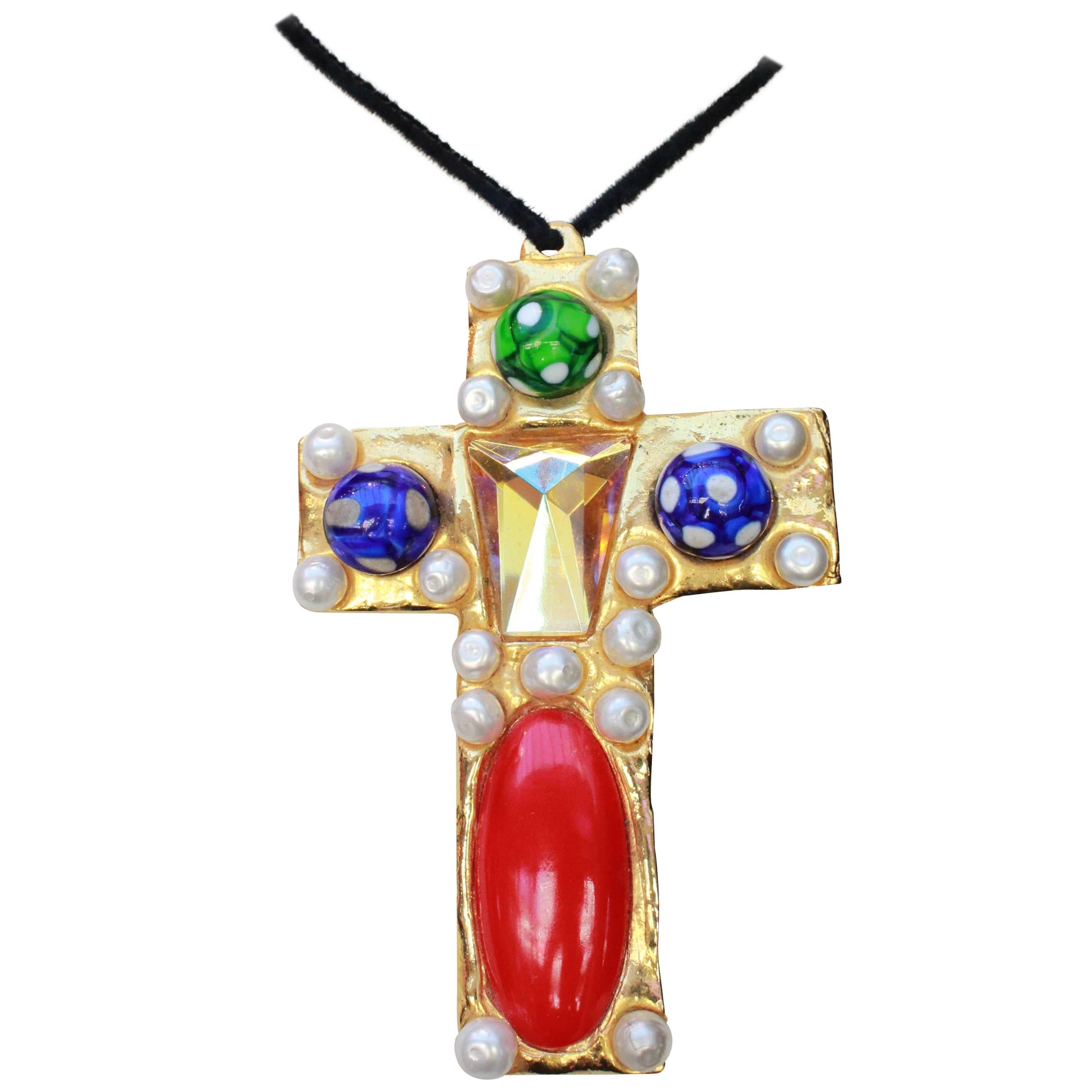 1990s Chanel rare brooch representing a gilted metal cross For Sale