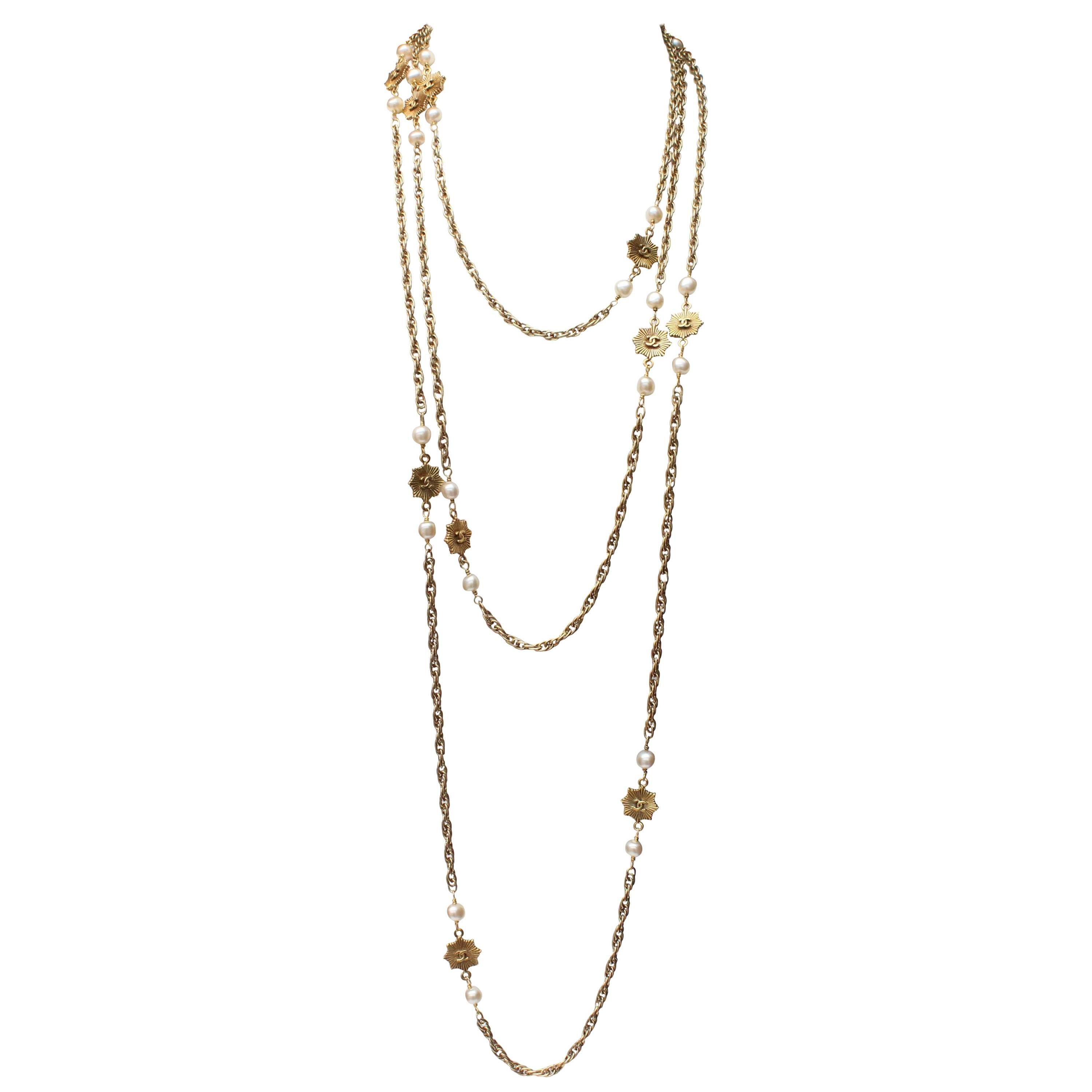 1984 Chanel gilded metal long sautoir with stars and pearly beads