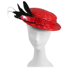 Chapeau rouge des années 1950 avec bandeau en cuir verni et plumes