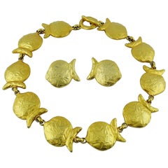 Ensemble collier et boucles d'oreilles Edouard Rambaud en forme de poissons en or de couleur vintage