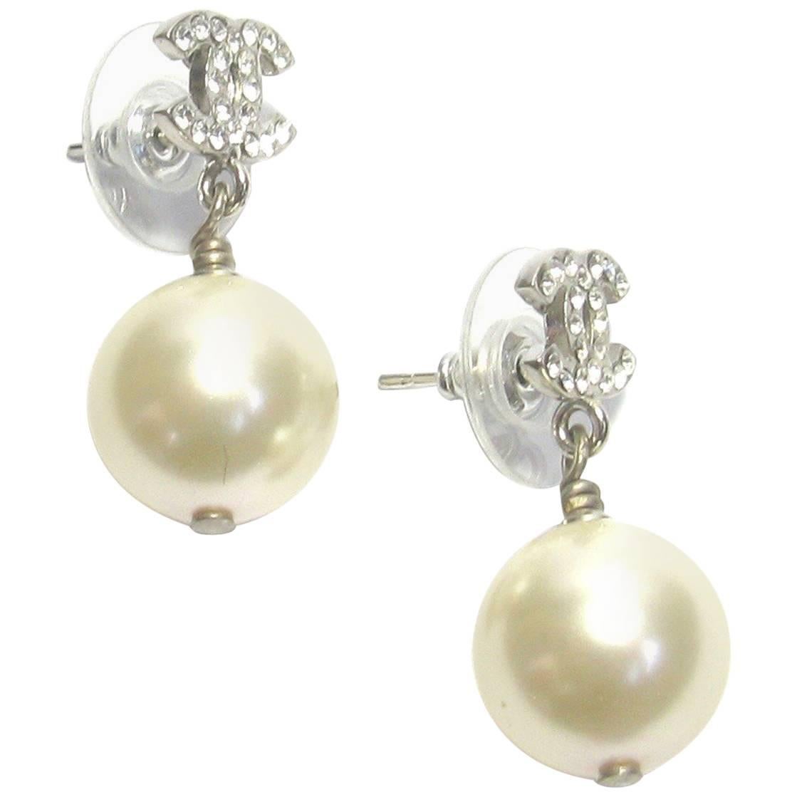 CHANEL CC Pendant Stud Earrings in Silver Plated Metal, rhinestones and Pearl