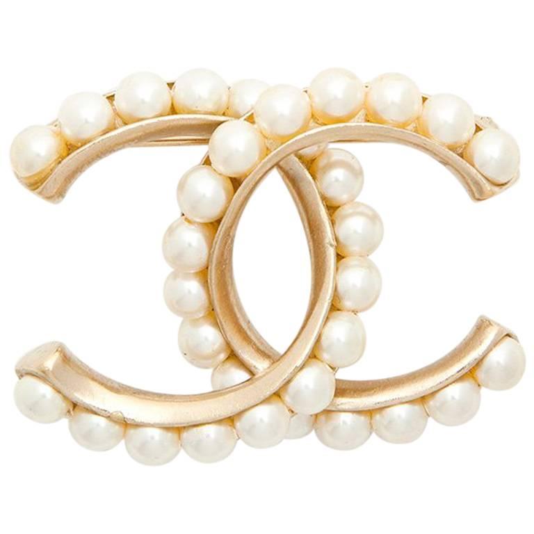 CHANEL CC Brooch in Pale Gilded Metal Fully Beaded with Pearls