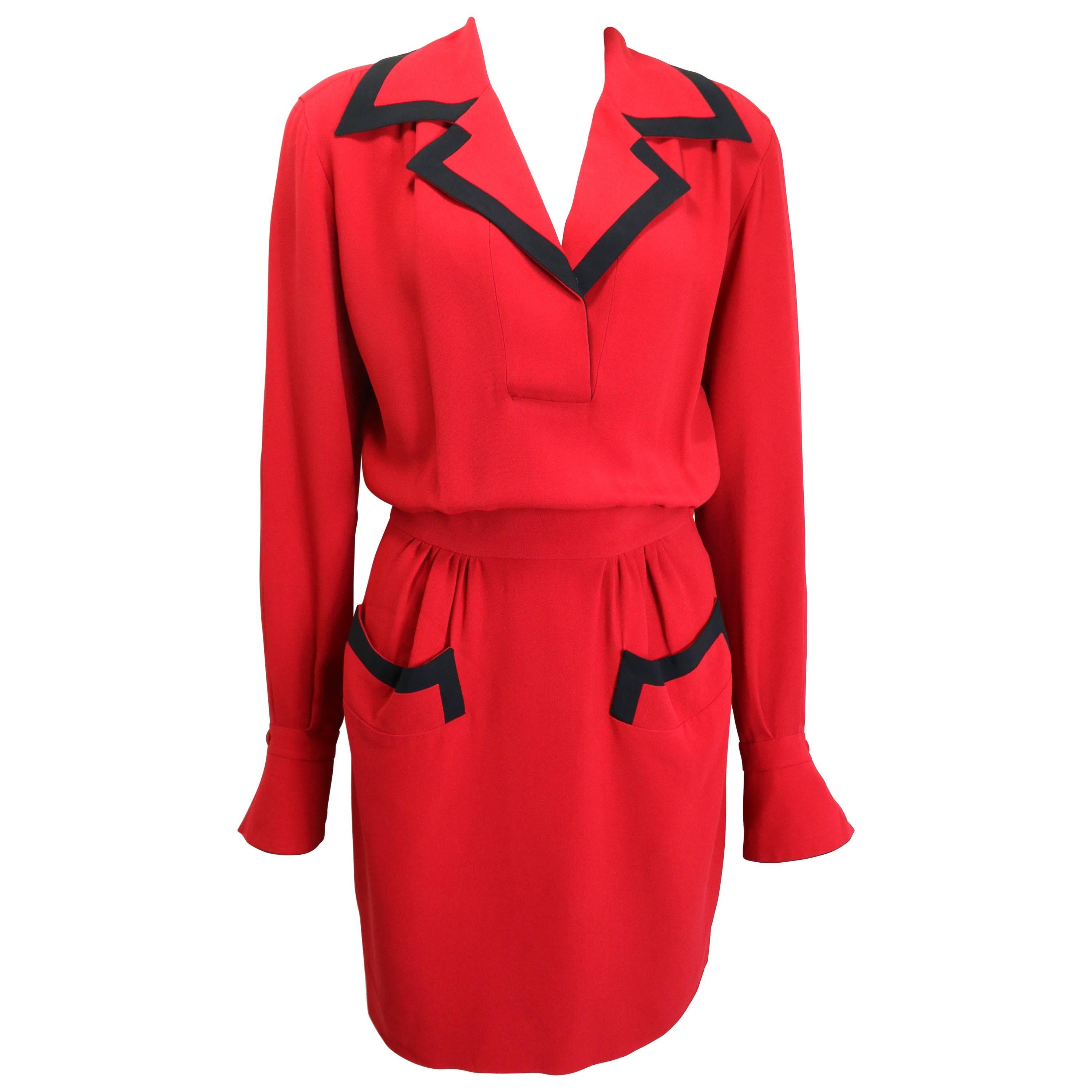 90er Moschino Couture Rotes langärmeliges Kleid mit schwarzem Paspelierungsbesatz  im Angebot