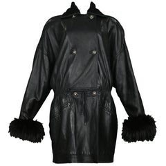 Manteau parka vintage Gianni Versace en cuir noir avec poignets et col en fourrure