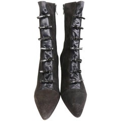 Charles Jourdan, stivali a punta anni '80 in camoscio nero con fiocco in pelle verniciata