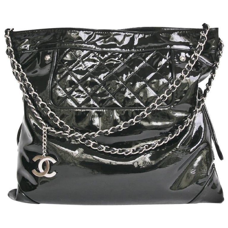 CHANEL Messenger Bag in Black Patent Leather Big size For Sale at 1stDibs