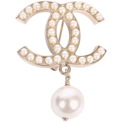 Chanel CC Logo Pearl Brooch - silver