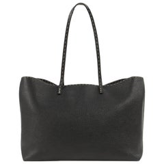 FENDI "Selleria" Black Pebbled Roman Roll Tote Bag Shopper en cuir galeté