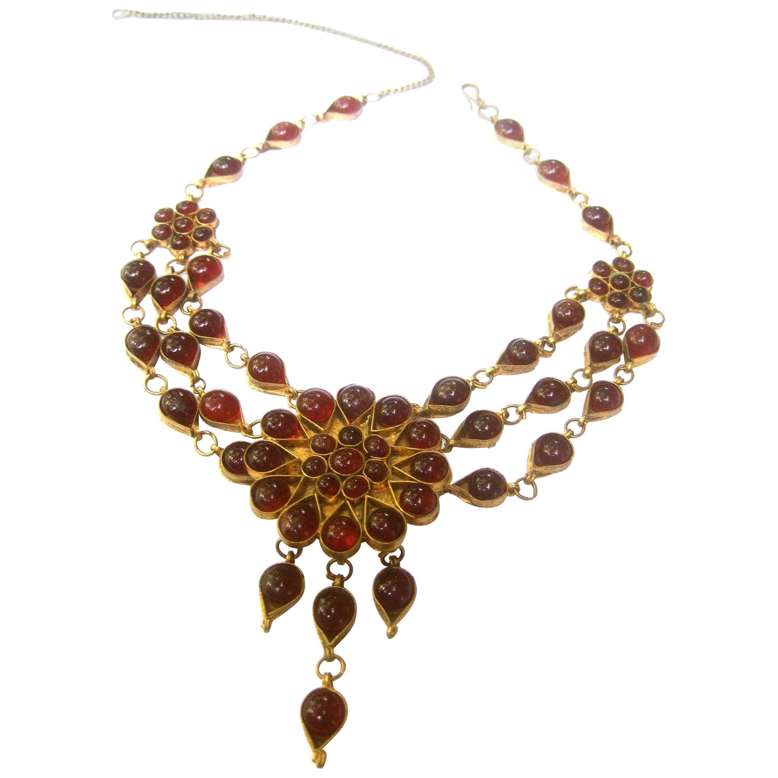 Collier ras du cou cabochon en verre canneberge exotique en vente