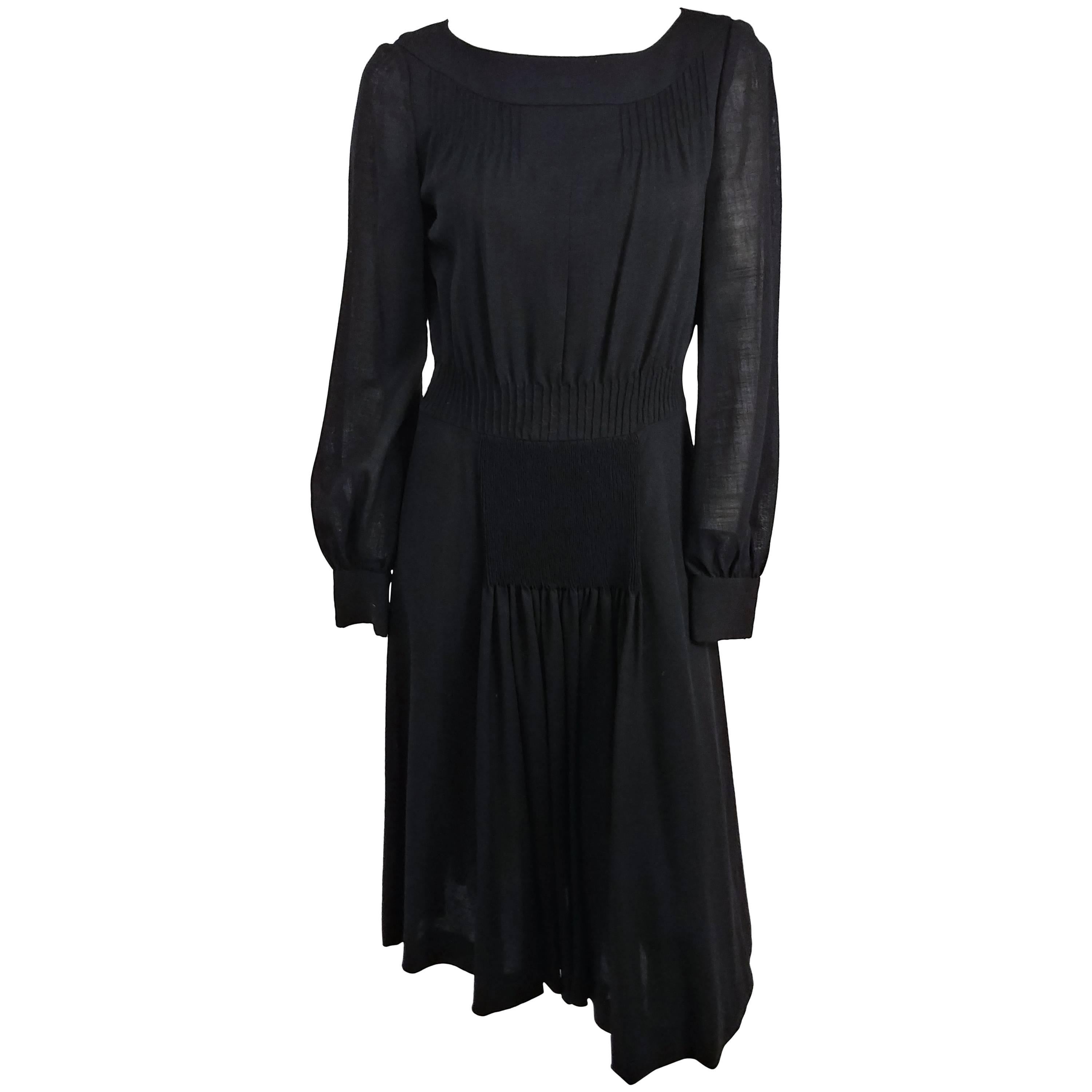 Vestido de día negro con fruncidos Valentino de los años 60 en venta