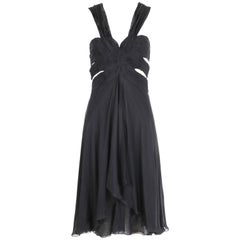 Valentino Robe de cocktail multicouches en mousseline de soie noire avec découpes sur le corsage, 2007