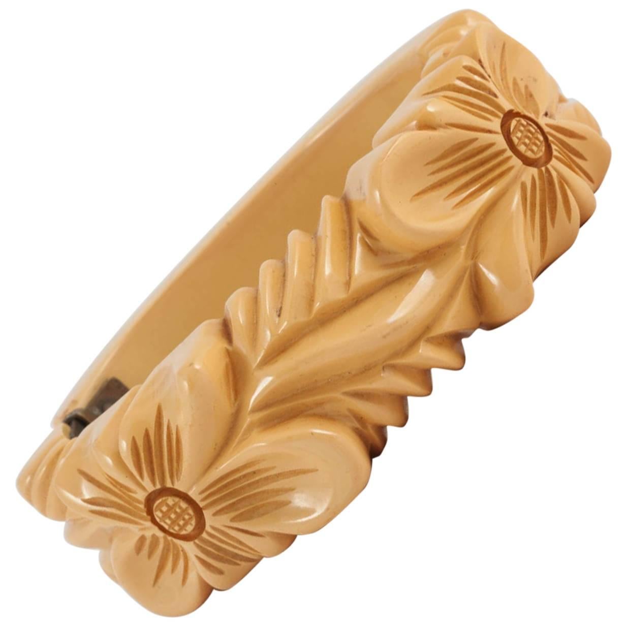 Armreif/Armband aus geschnitztem cremefarbenem Bakelit, „Snapper“, mit Blumenmotiv, 1930er Jahre im Angebot