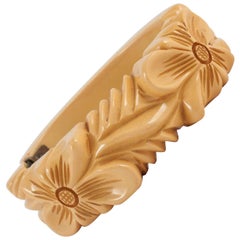 Bracelet jonc/bracelet « escargot » en bakélite crème sculptée, avec motif floral, années 1930