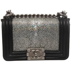 Chanel - Mini sac garçon en galuchat argent métallisé