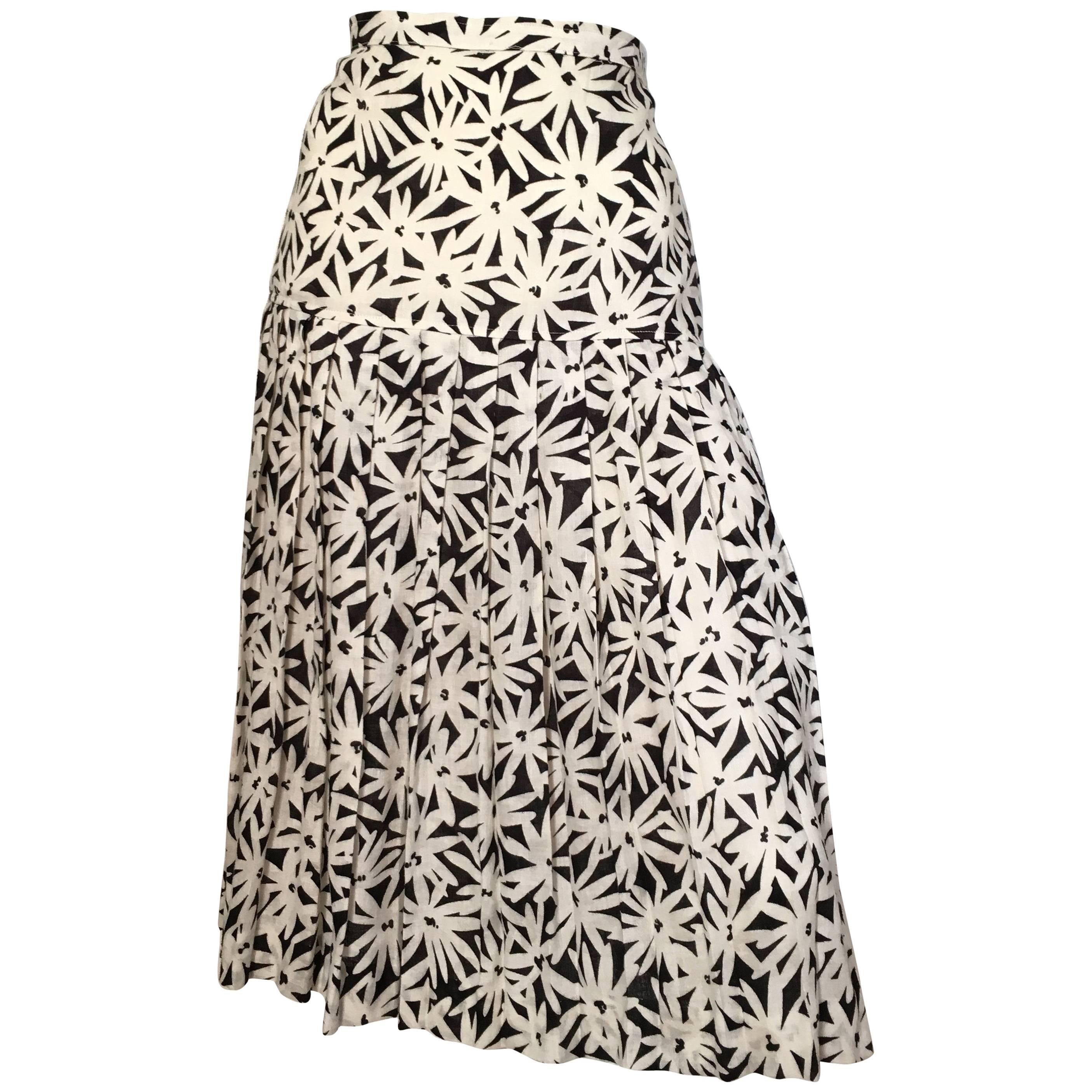 Emanuel Ungaro Linen Black & White Flower Pleated Skirt Size 8. For Sale