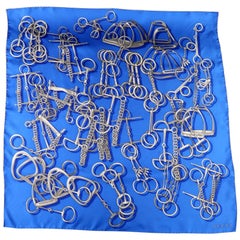 GUCCI Blue & Grey Cavalcata Horsebit Hardware Print Silk Twill Scarf (Écharpe en sergé de soie)