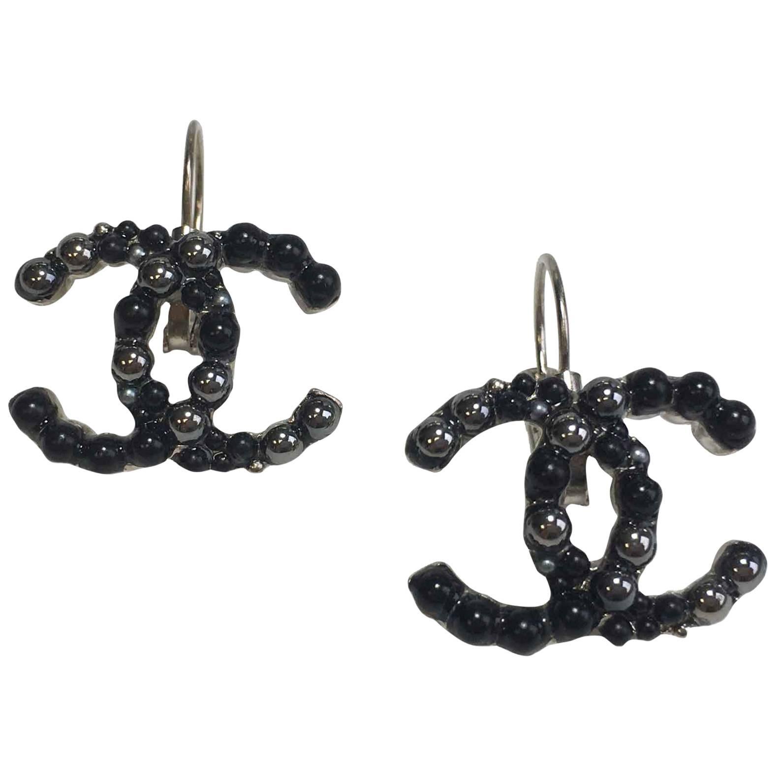 CHANEL CC Stud Earrings in Silver Metal and Black and Silver Gray Pearls