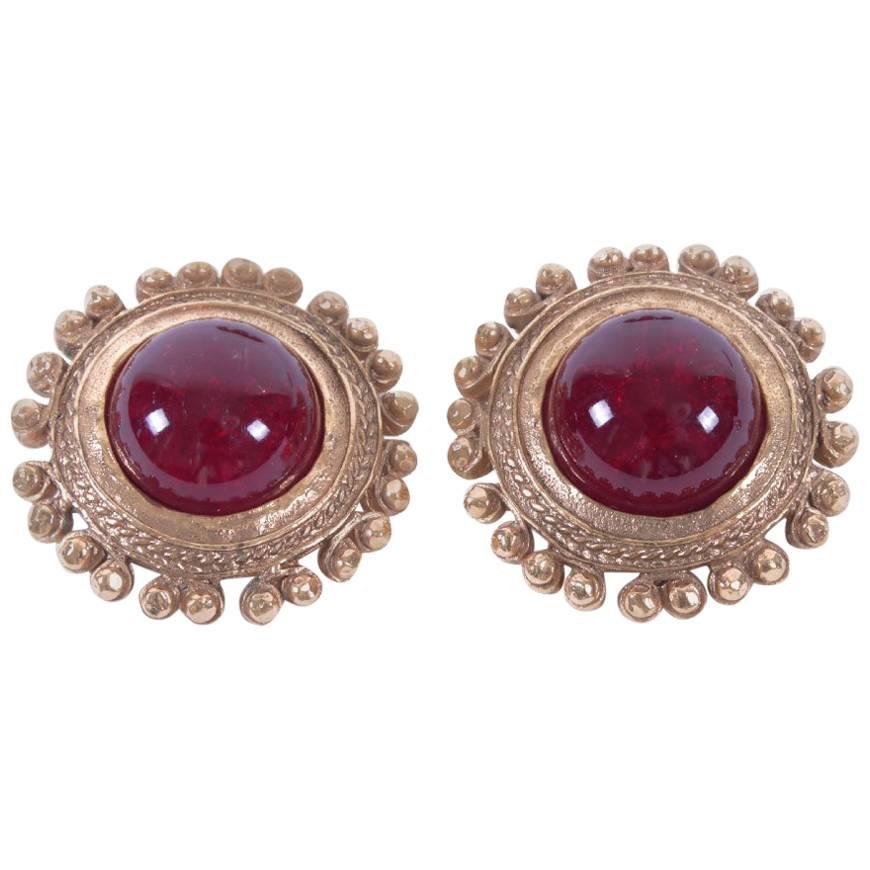 CHANEL Vintage Clip-on Earrings in Gilded Hammered Metal and Ruby Molten Glass