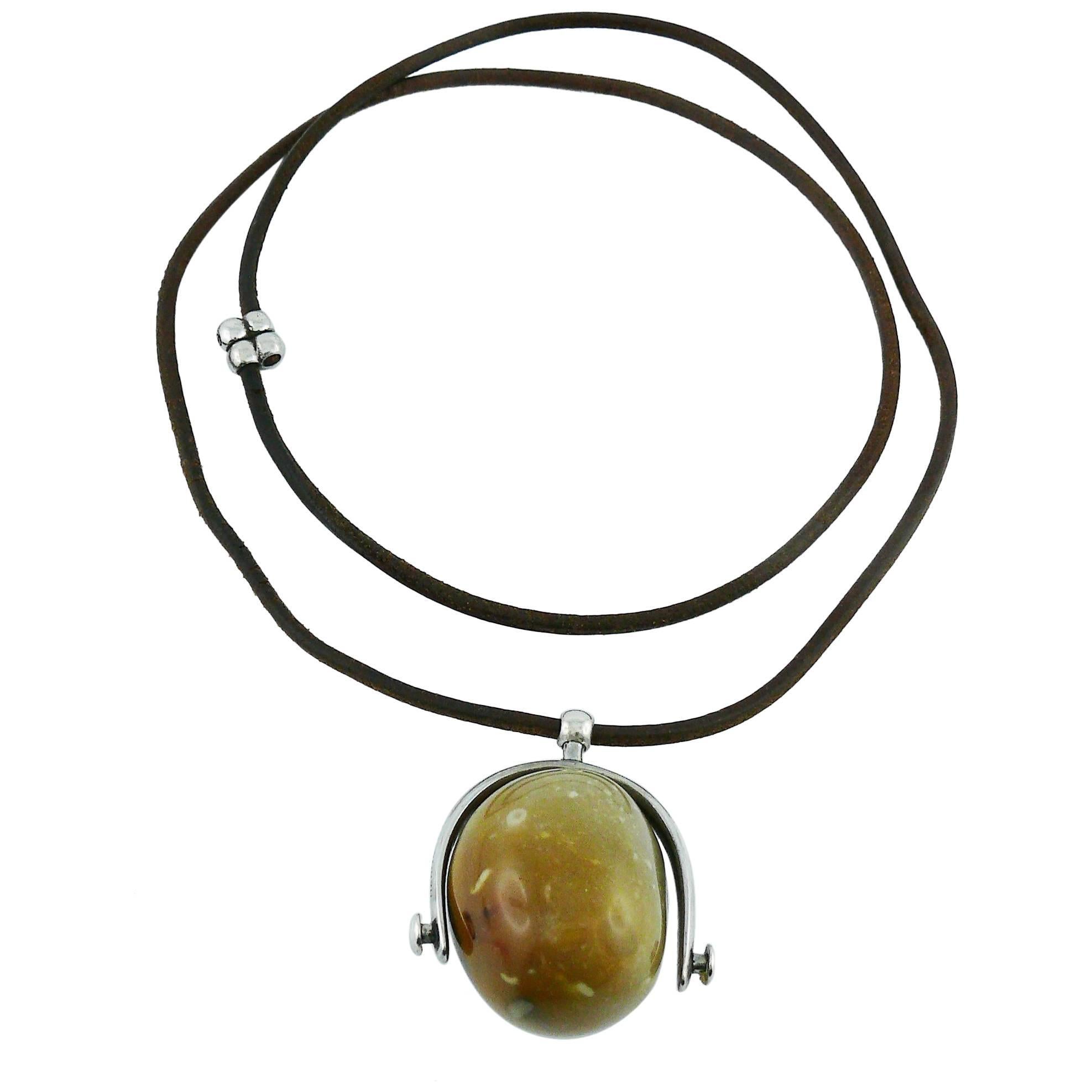 Hermès, collier pendentif étrier vintage en forme de galet en pierre dure et argent massif en vente
