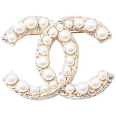 CHANEL CC Brooch in Pale Gilded Metal and Pearls