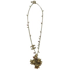 CHANEL Gilded Metal Chain Necklace with a Flower Pendant set with Rhinestones