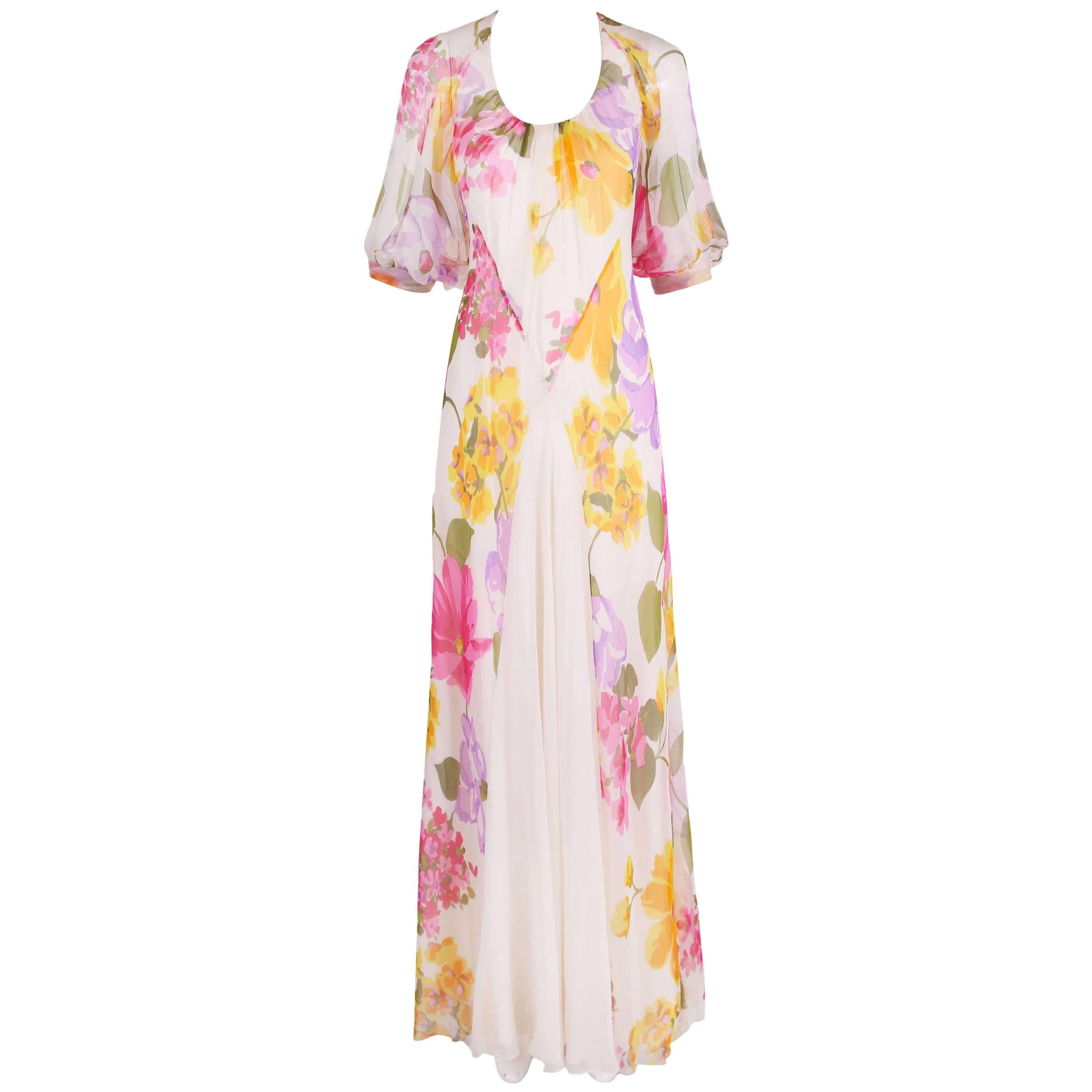 Vestido de noche floral de gasa de seda de corte sesgado Stavropoulos, años 70 en venta