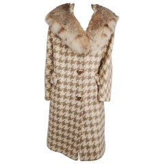 Manteau en laine à chevrons Tan des années 1960 avec col en fourrure de renard