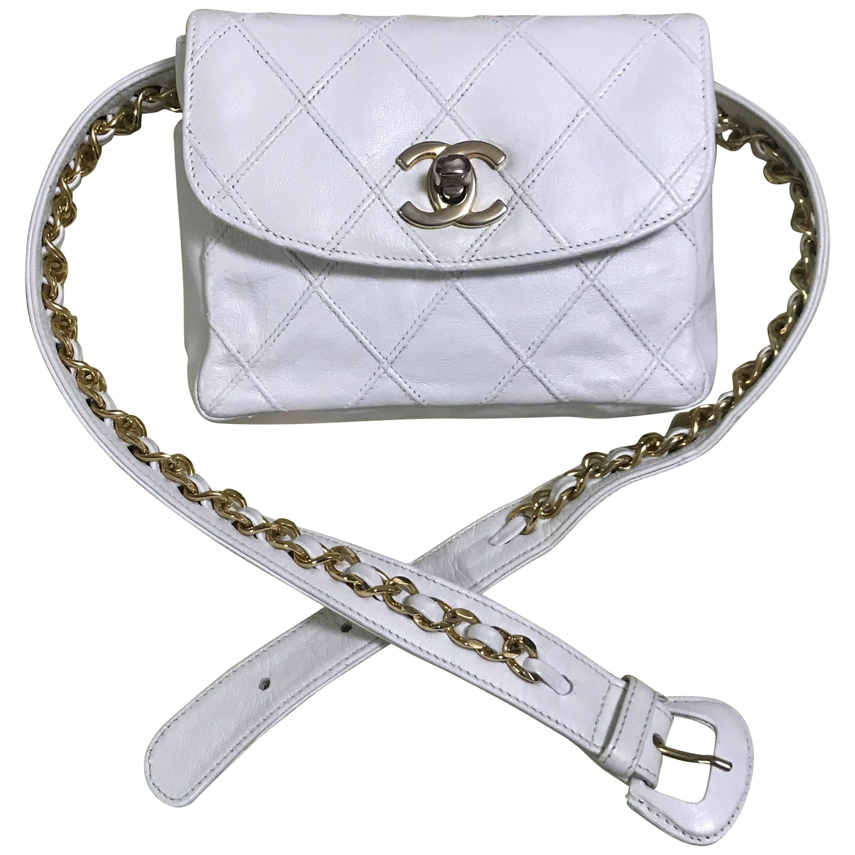 Chanel Vintage white leather waist purse, fanny pack, hip bag with golden CC 