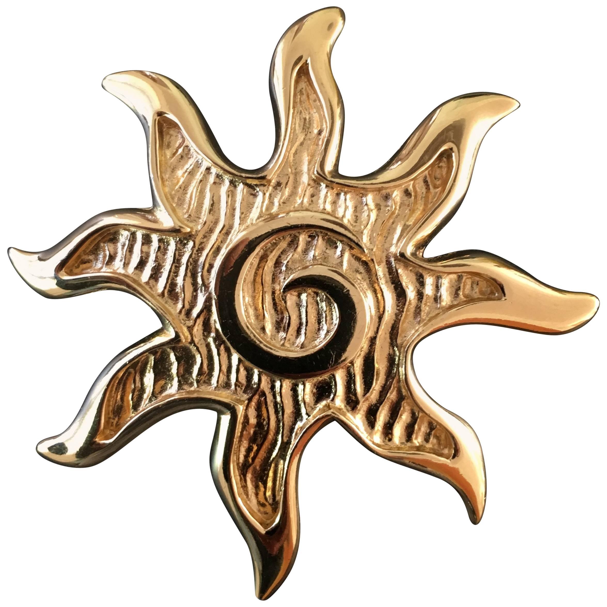 Givenchy Gold Swirl Star Pin / Brooch  For Sale