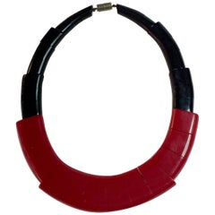 Collier Galalith rouge et noir Art Déco français des années 1930 par August Bonaz