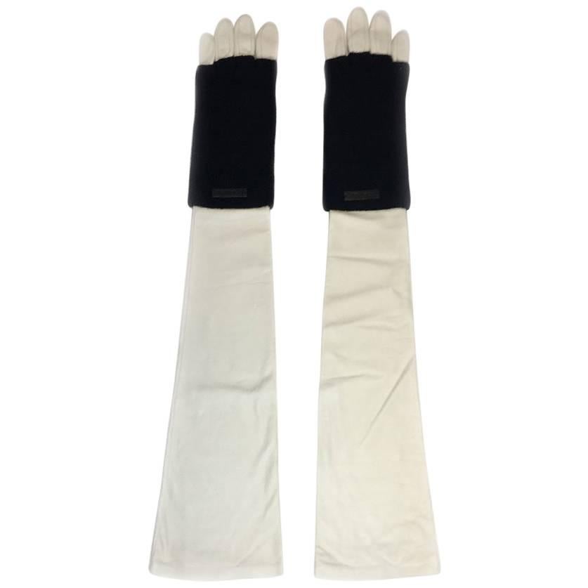 CHANEL Long Gloves in White Leather and Black Cashmere Size 7.5 For Sale