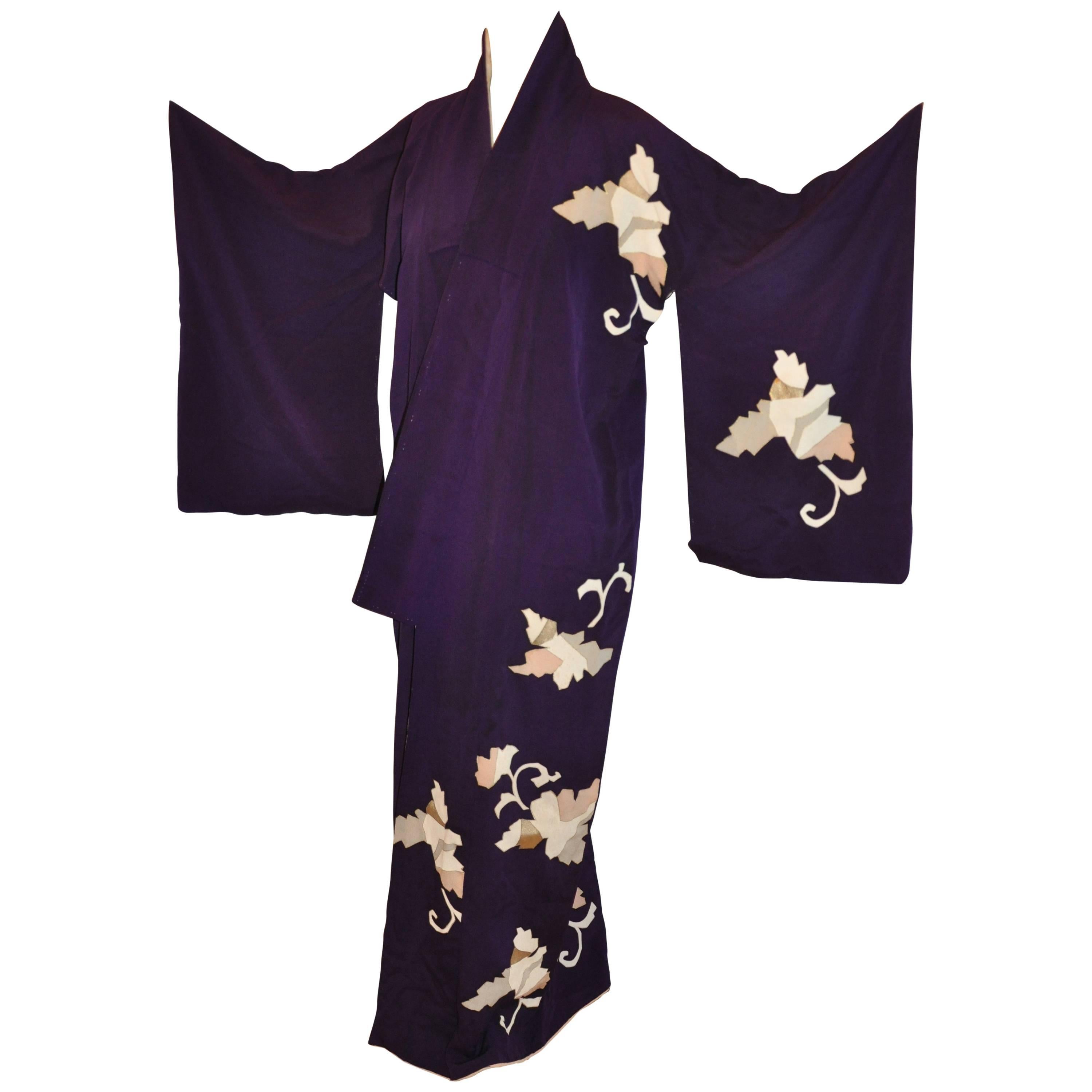 Kimono japonais en soie prune foncée orné de fleurs géométriques