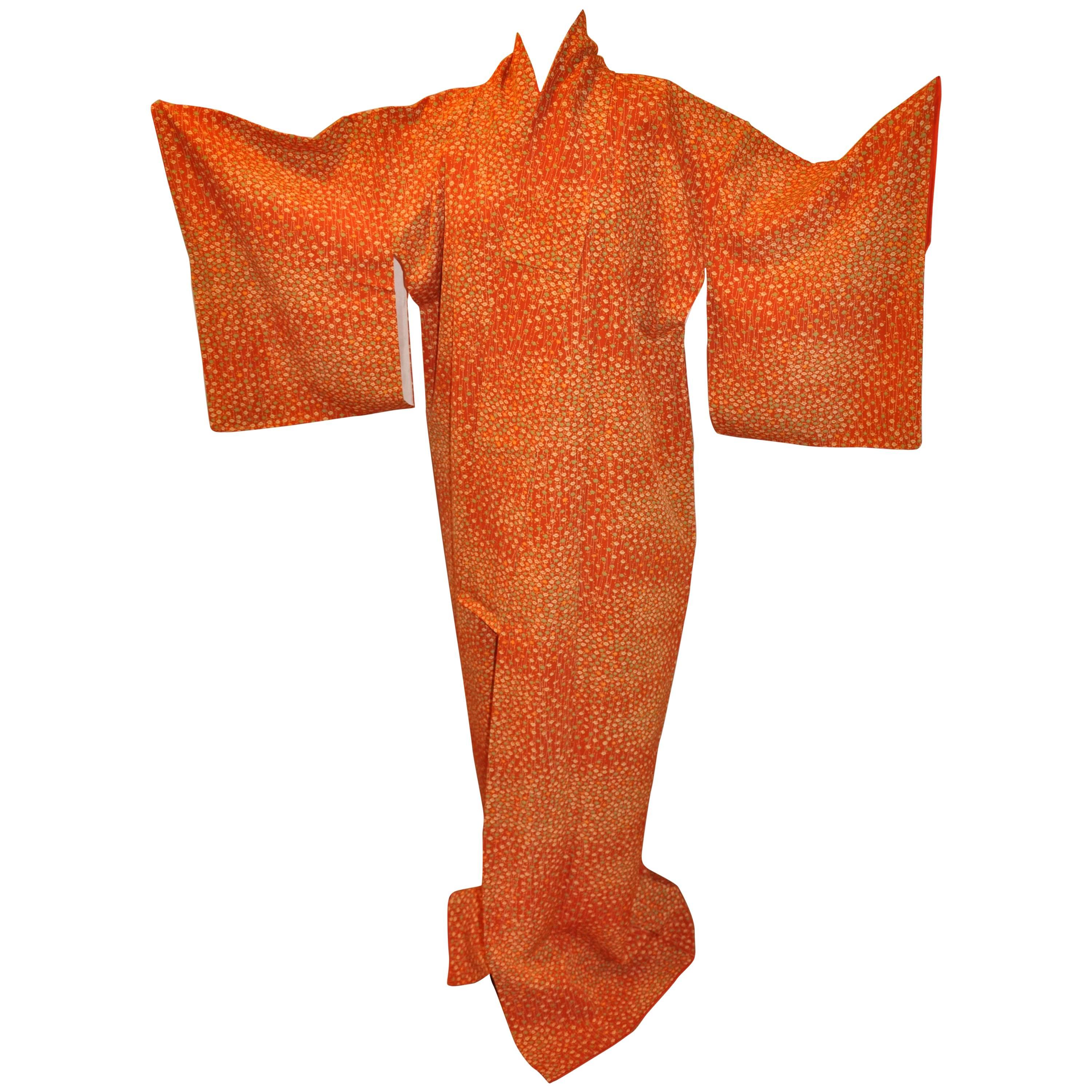 Japanischer warmer, mehrfarbiger Kimono aus geblümter Seide aus Tangerine im Angebot