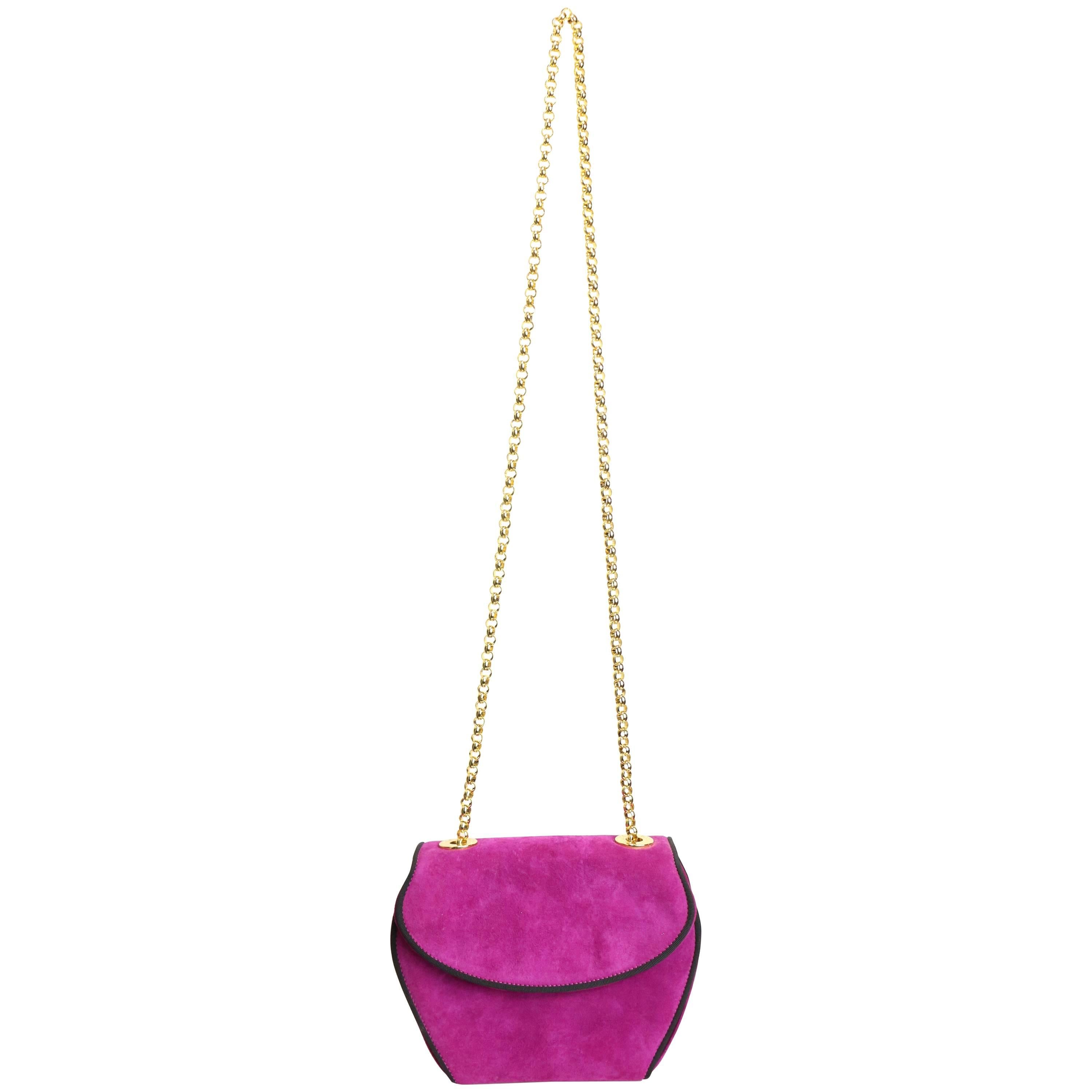 Escada - Sac à bandoulière en daim rose avec garniture en passepoil noir et chaîne dorée, jamais utilisé, années 80 en vente