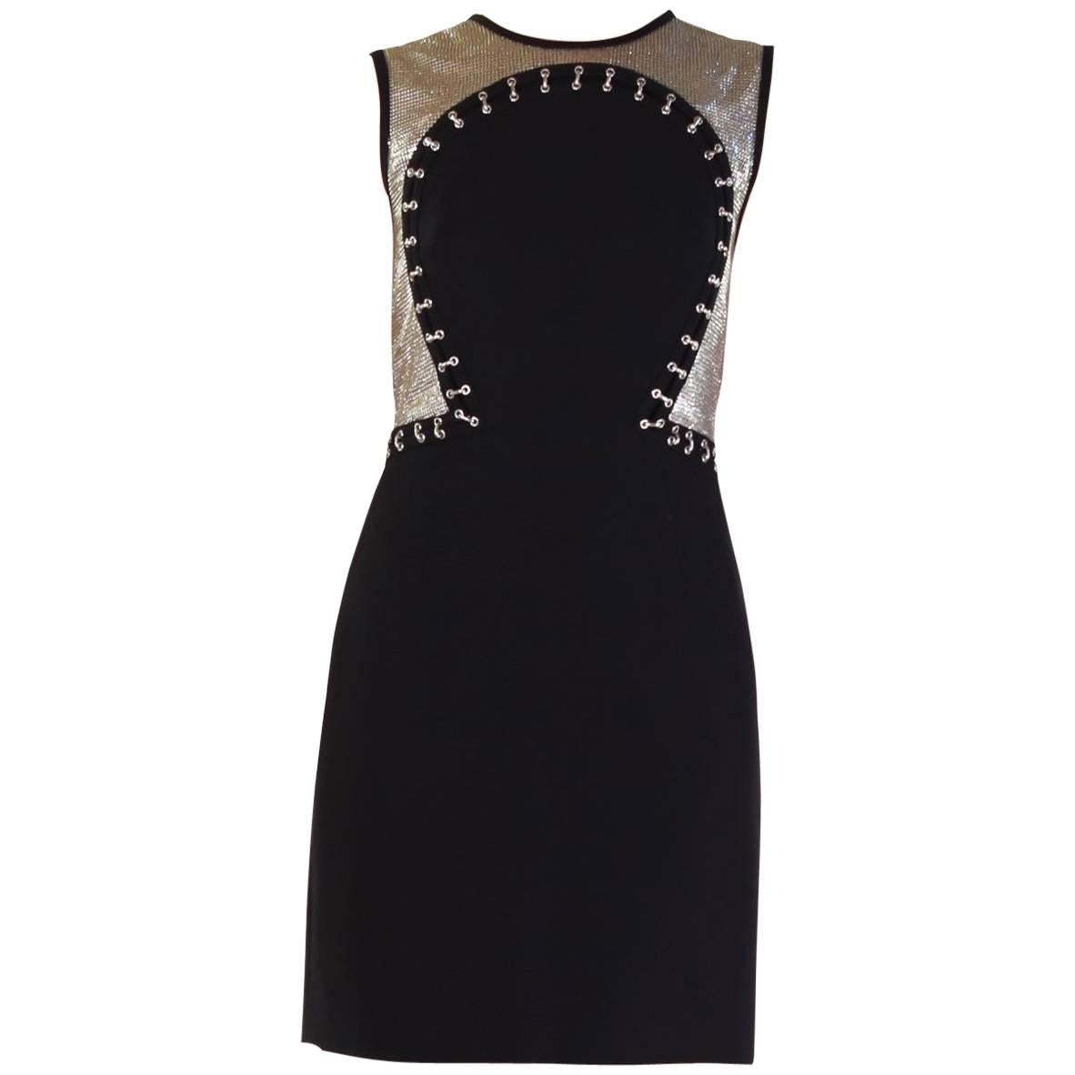 Schwarzes ärmelloses Kleid aus Metallkettengeflecht von Versace im Angebot