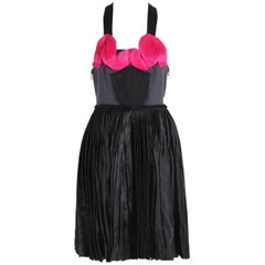 Lanvin - Mini robe sans manches noire et rose vif avec jupe plissée, 2007 