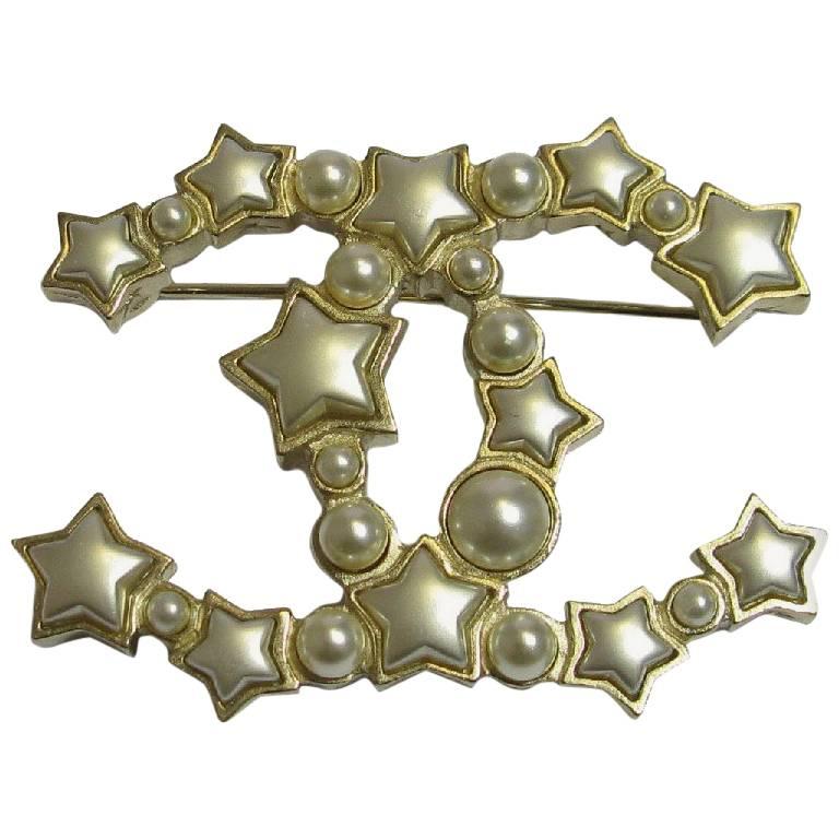 CHANEL CC Brooch in Gilded Metal, Pearls and Gray Pearly Stars