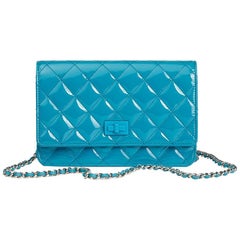 2015 Chanel - Reissue - Portefeuille sur chaîne en cuir verni matelassé turquoise WOC