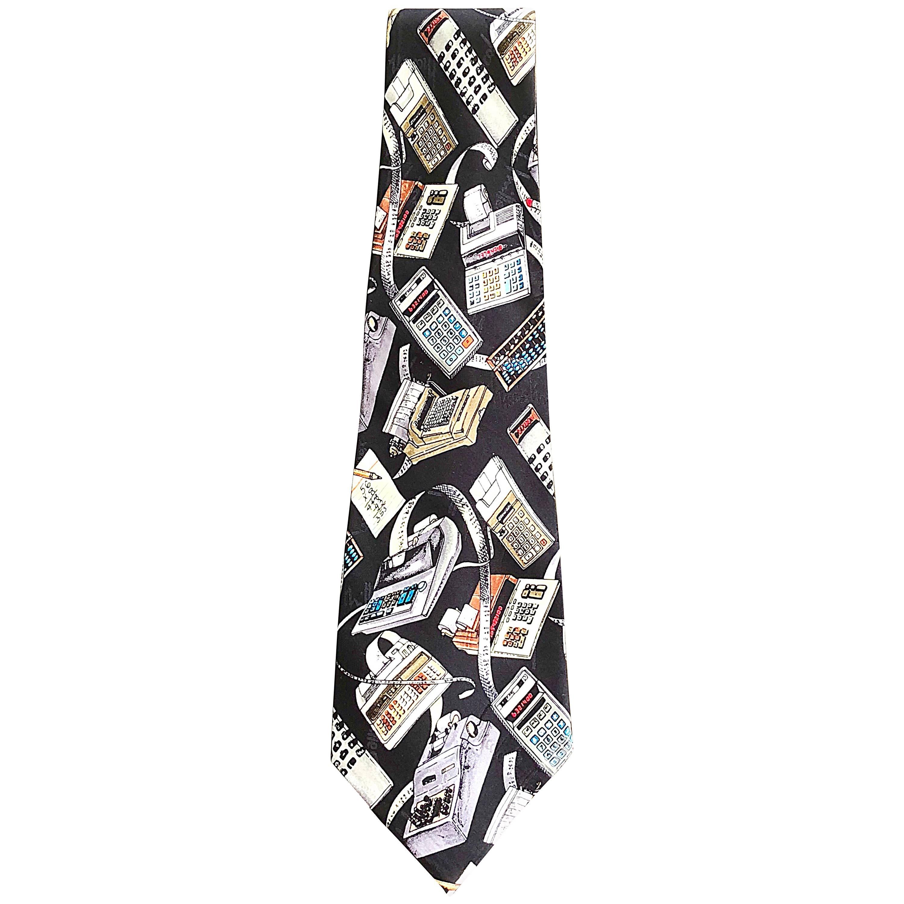 Cravate en soie imprimée calculatrice pour homme, édition limitée de Nicole Miller, 1990