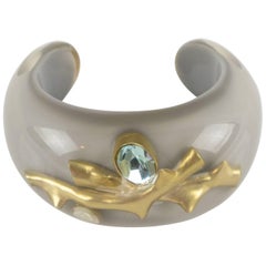 Appartement a Louer Designer français signé Bracelet manchette en Lucite avec Inclusions