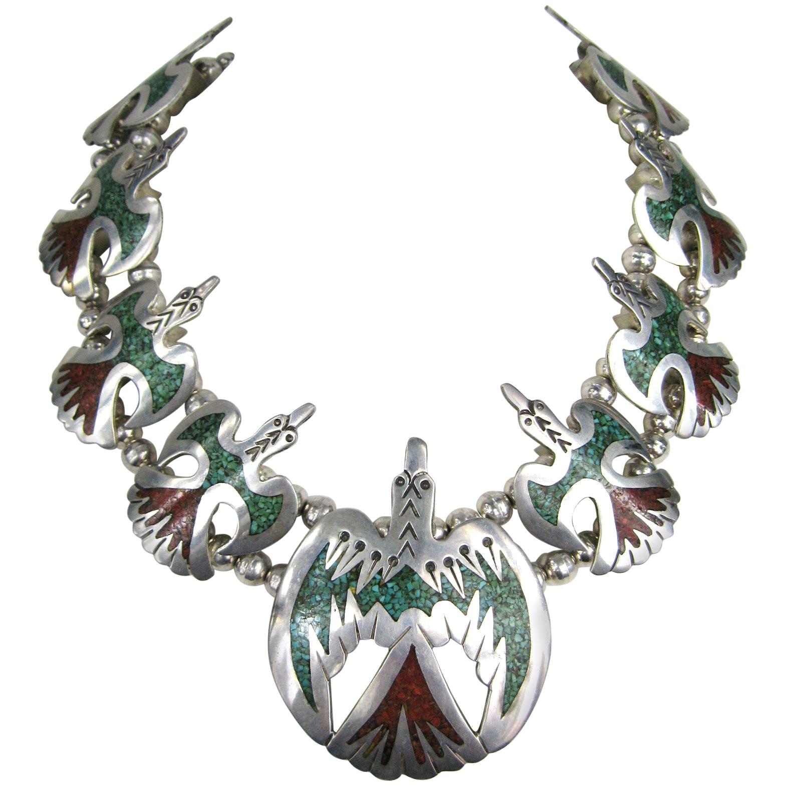 Collier en argent Peyote avec incrustation d'éclats d'oiseaux Squash Blossom (fleurs de courge) Native American  en vente